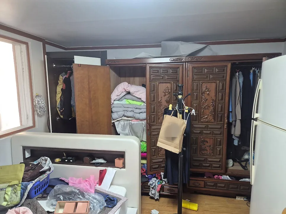 문으로 나가지 않는 장롱은 현장에서 분해한다